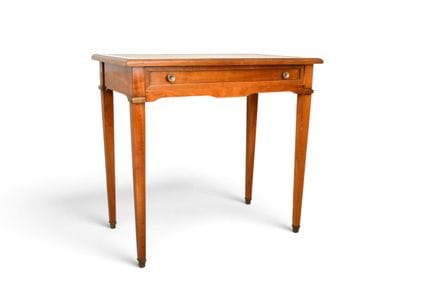 TABLE (petite) bureau en merisier, recouverte d'un
