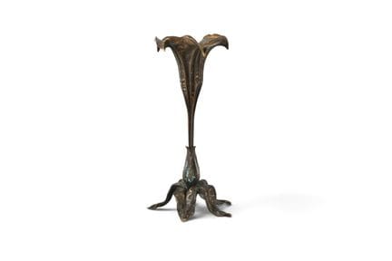 VASE en bronze à décor d'un lys. Epoque Art Nouvea