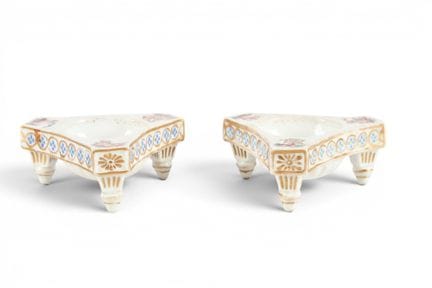 SALERONS (paire de) triangulaires en porcelaine de