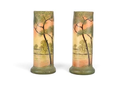 VASES (paire de) en verre peint à sujet d'un paysa