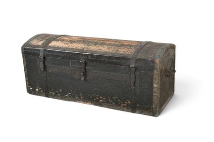 COFFRE en bois noirci à armature de fer, le couver