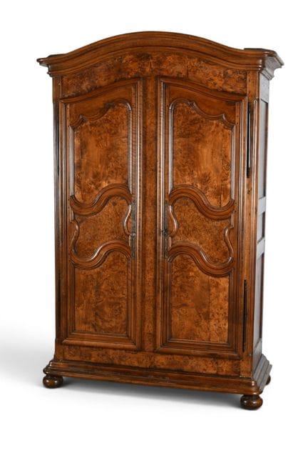 ARMOIRE (grande) rustique en bois de loupe mouluré
