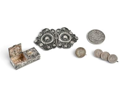 LOT de PIECES en argent montées en broche, joint u