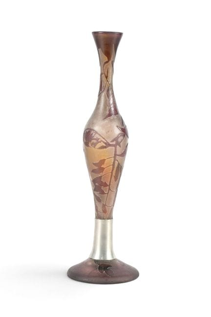 GALLE. Vase en verre multicouche dégagé à l'acide 