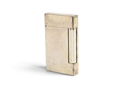 DUPONT. Briquet en métal argenté, signé et numérot