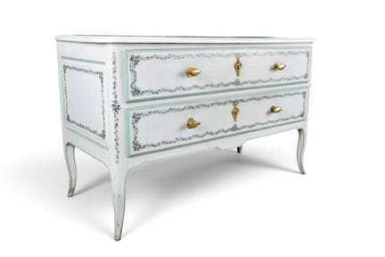 COMMODE ouvrant à deux tiroirs, relaquée à décor d