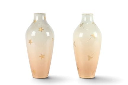 SEVRES. Paire de vases en porcelaine à décor d'un 