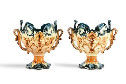 VASES (paire de) en barbotine
