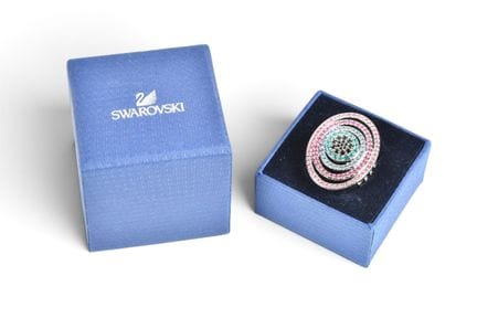 SWAROVSKI. Bague à disques ovales et cristaux de c
