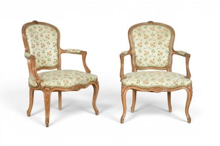 FAUTEUILS (paire de) cabriolets en bois naturel mo