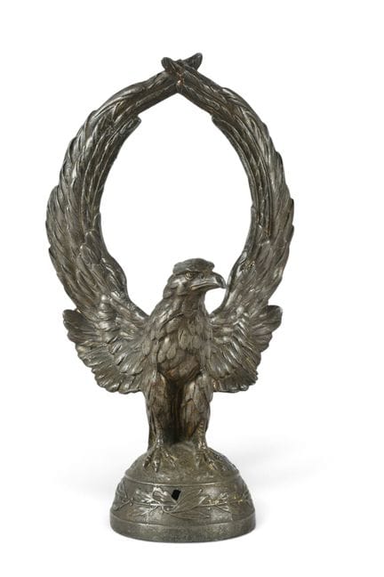 PORTE MONTRE en régule à sujet d'un aigle, les ail