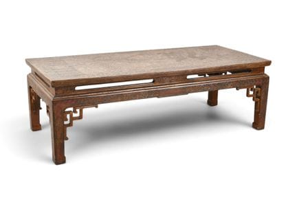 CHINE XXème. TABLE BASSE en bois sculpté à légère 