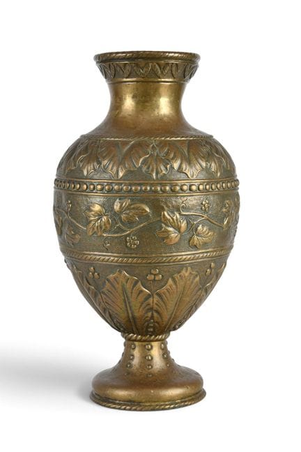 VASE Balustre en laiton à décor repoussé de feuill