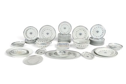 WEDGWOOD. Partie de service de table en faïence mo