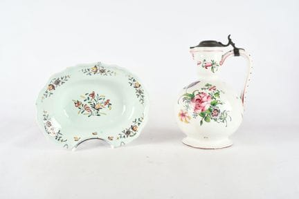 LUNEVILLE, vers 1800. Grand broc en faïence à déco