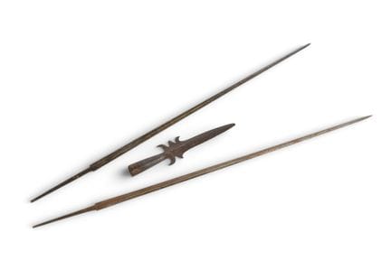 ARMES. Lot comprenant une fer de hallebarde en fer