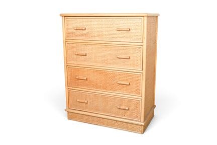 COMMODE ouvrant à quatre tiroirs à décor d'osier. 