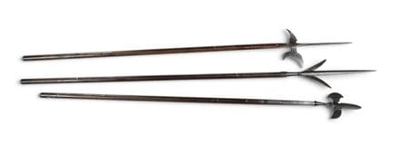 HALLEBARDES (suite de trois) à hampe en bois et fe