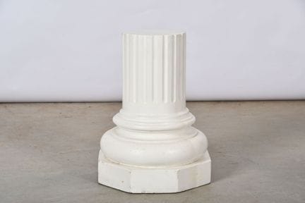 Abgeschnittene Säule aus Gips, die als Sockel dien