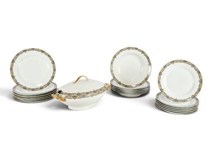 RAYNAUD LIMOGES. Partie de service de vaisselle en