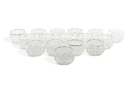 COUPES (suite de seize) en verre à bordure ondulée