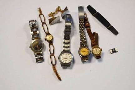 Set aus Modeschmuckuhren, darunter eine SEIKO
und 