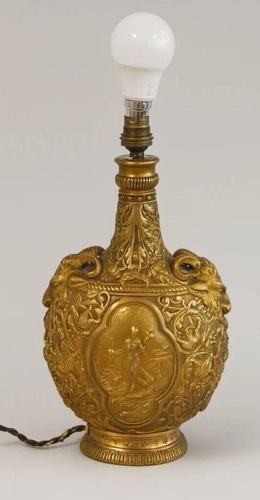 Lampe in Form einer Kalebasse
aus vergoldeter Bron