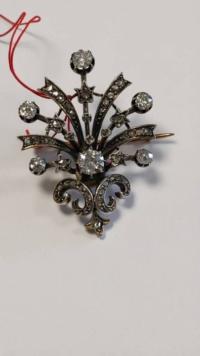 Broche en or deux tons (18kt 750°)
en forme de bou
