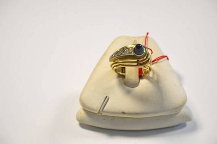 Ring aus Gelbgold (14 Karat, 585°) mit einem graue