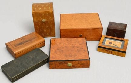 Juego de cajas de madera o cuero
.