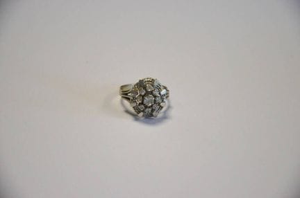 Ring aus Weißgold (18kt 750°)
mit Brillantbesatz, 