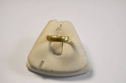 Ehering aus Gelbgold (18 Karat, 750°)
4,4 g
(Besch