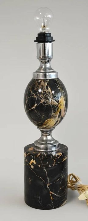 Maison Barbier
Tischlampe aus Portor-Marmor und Ch