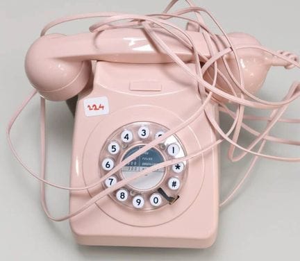 Ein rosa Telefon aus Kunststoff mit Tasten
im Retr