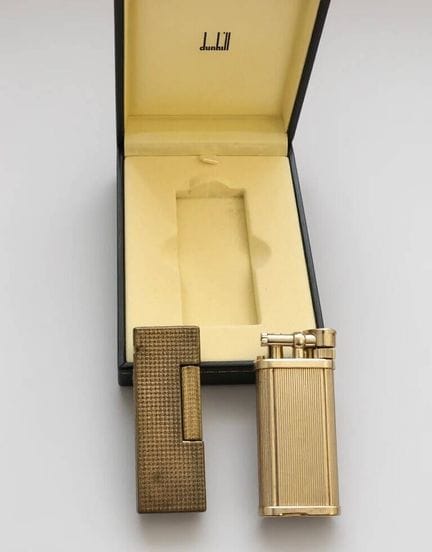 Dunhill
Feuerzeug aus versilbertem Metall
Mit der 