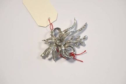 Broche gerbe en or blanc (18kt 750°)
sertie de bri
