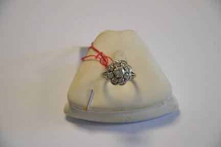 Gänseblümchen-Ring aus Weißgold (18 Karat, 750°)
m