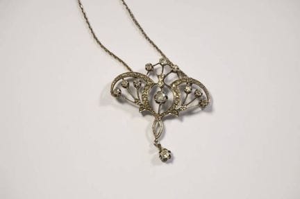 Cadena de oro blanco (18 quilates, 750°) adornada 