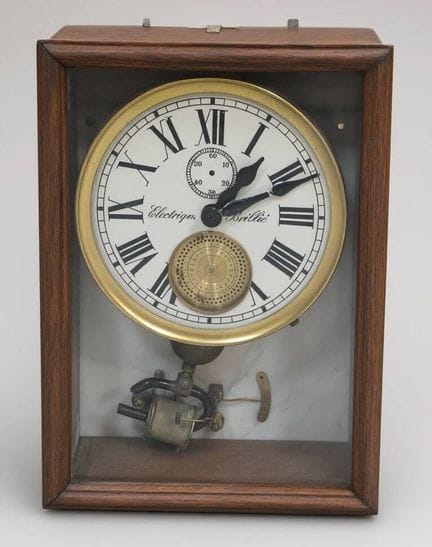 Reloj eléctrico Brillié
Bajo cristal.
46 x 33 cm.