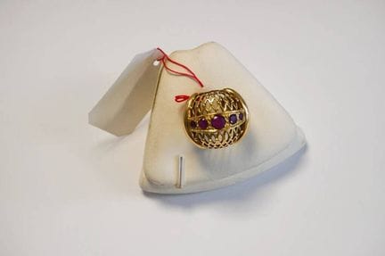 Ring aus Gelbgold (18 Karat, 750°) mit roten Edels