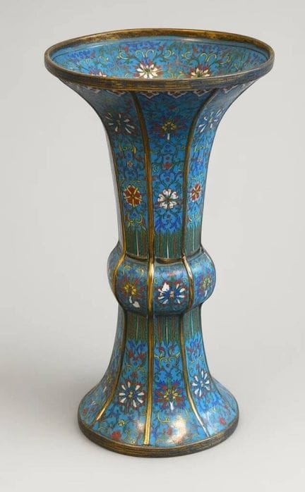 Jarrón de forma octogonal
de esmalte cloisonné sob
