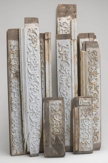 Set di elementi in legno laccato grigio
con decora