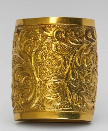 Ring aus ziseliertem Gold (18 Karat, 750°)
mit Blu