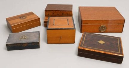 Lote de cajas y cofres de madera
con motivos masón