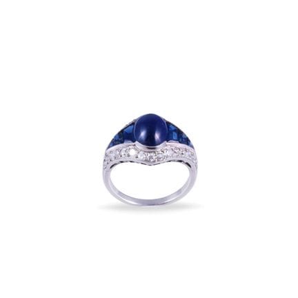 BAGUE en platine, sertie d'un saphir ovale taillé 
