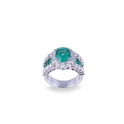 * Band ring in 18K white gold, set in the center w