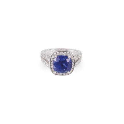 BAGUE en platine avec un saphir taille « coussin »