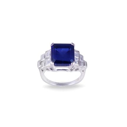 BAGUE en or blanc 18 carats, ornée d'un saphir rec