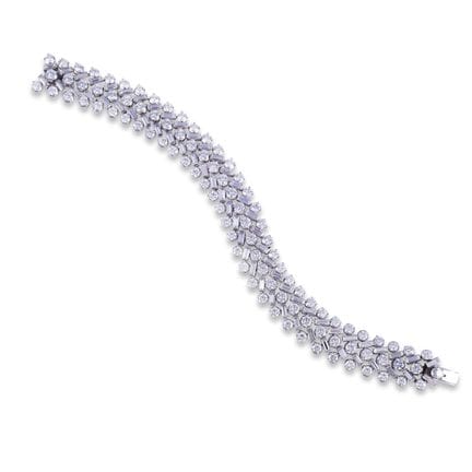 PULSERA de platino, tipo cinta, adornada con tres 
