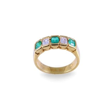 BAGUE en or jaune 18 carats, ornée sur le devant d